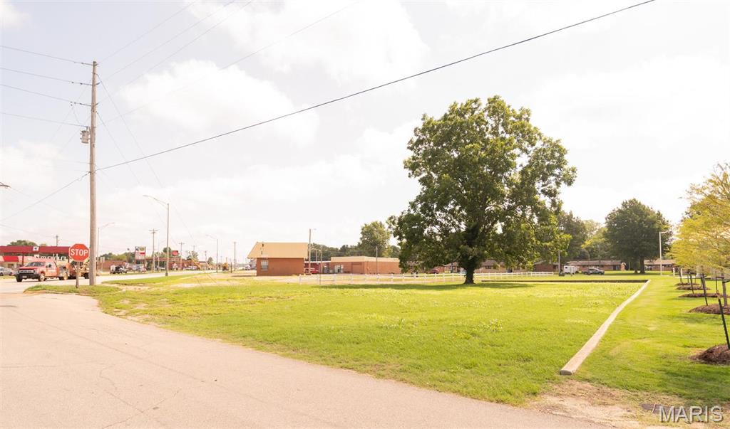 Pretty corner lot with excellent road frontage and visibility on the corner of busy Pine and E streets, awaits your business.  Build, lease, park a food truck, so many possibilities!  Check out this easily accessible lot (with a mature pecan tree towards the back) while it is available.
