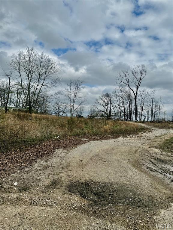 21 acres m/l on the outskirts of Mountain View, MO - No Restrictions Property located within ½ mile of the Mountain View city limits. This property sits just off blacktop for easy access and offers great potential for investors, builders, or buyers looking to build their dream home. Property features include: • Private well already on site • Howell-Oregon Electric • No restrictions • Close to town but with plenty of privacy The land will need some brush clean-up, but it offers a great opportunity to shape it the way you want. Perfect for building, investment, or recreational use. $149,900