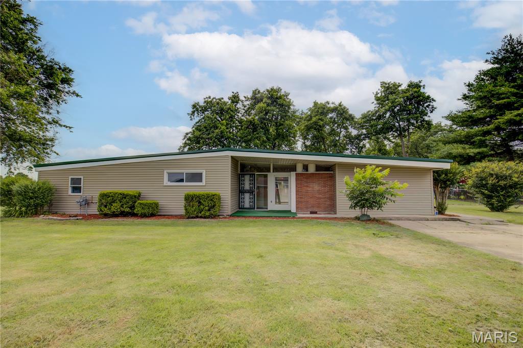 Welcome to 204 S Moore Street in Hayti, Missouri a beautifully remodeled 3-bedroom, 2-bath home situated on a corner lot and packed with updates throughout.

Extensively renovated within the last year, this move-in ready home offers the peace of mind that comes with major improvements already completed. Updates include new flooring, trim, cabinets, siding, PEX water lines, gas lines, and a new water heater.

Inside, you’ll find spacious living areas, a cozy wood-burning stove, and a primary bathroom featuring a relaxing Jacuzzi tub. The kitchen comes complete with appliances, including a gas stove, refrigerator, dishwasher, washer, and dryer, making this home truly ready for its next owner.

Step outside to enjoy the fully fenced backyard, perfect for pets, entertaining, or simply enjoying your own private outdoor space.

With its extensive renovations, included appliances, corner lot location, and attractive price point, this property offers exceptional value and is ready for immediate occupancy.

Schedule your private showing today and see everything this updated Hayti home has to offer