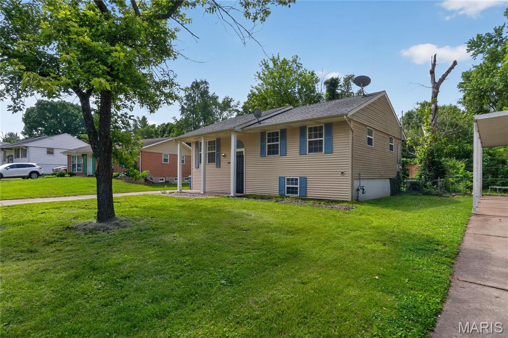 3-bedroom, 2-bath split-foyer home featuring a practical layout with separate living spaces and great potential for comfortable everyday living.