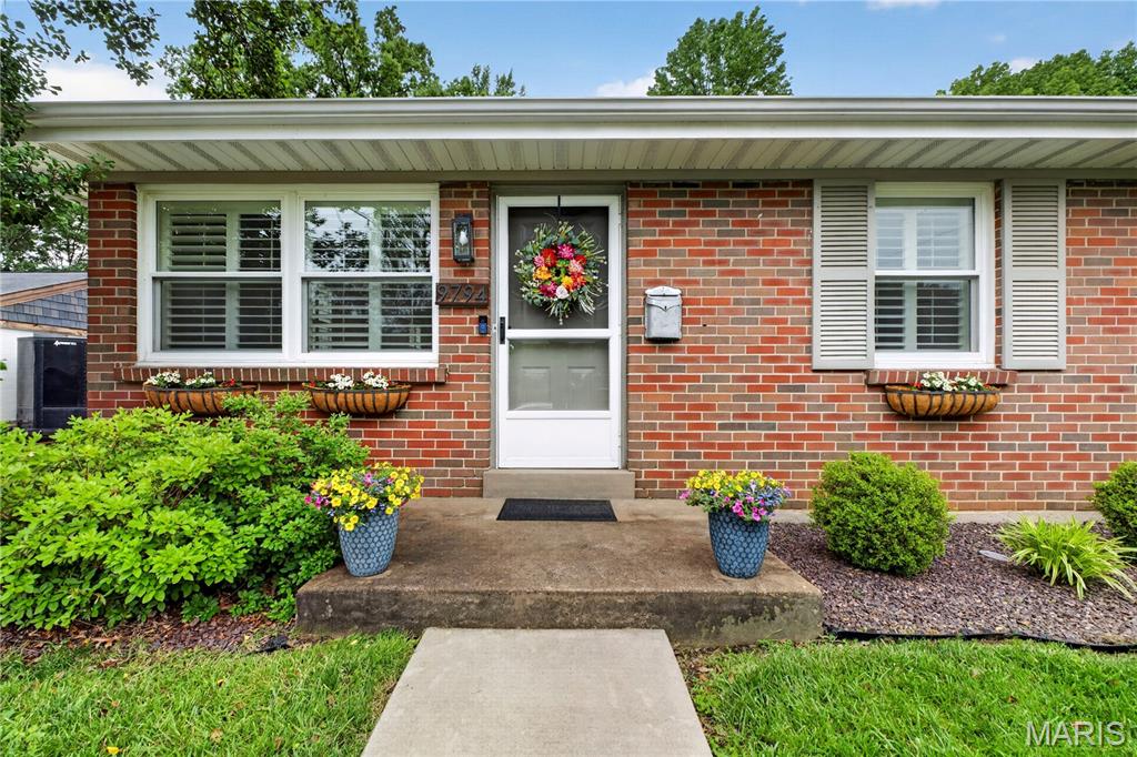 Down a quiet street and on a cul-de-sac, this lovely, bright ranch offers comfortable living both inside and out. The house was completely renovated 3 years ago by the previous owners and has been beautifully maintained. The functional galley kitchen provides efficient workspace and ample storage. It opens to a spacious family room, the hub for everyday living and entertaining. A finished lower level with high-quality luxury vinyl plank adds valuable extra living space for recreation or exercise. Extensive waterproofing by the current owner provides added peace of mind. The fully fenced backyard has ample green space and a concrete patio for dining al fresco. The garage conveniently has a “garage” door to the backyard, making storage of your backyard toys and tools a snap. Hudson Elementary is just up the street. The shops and services on Manchester are a short distance away. And if you’ve ever lived on a cul-de-sac, you know just how special that is – here’s your chance!!