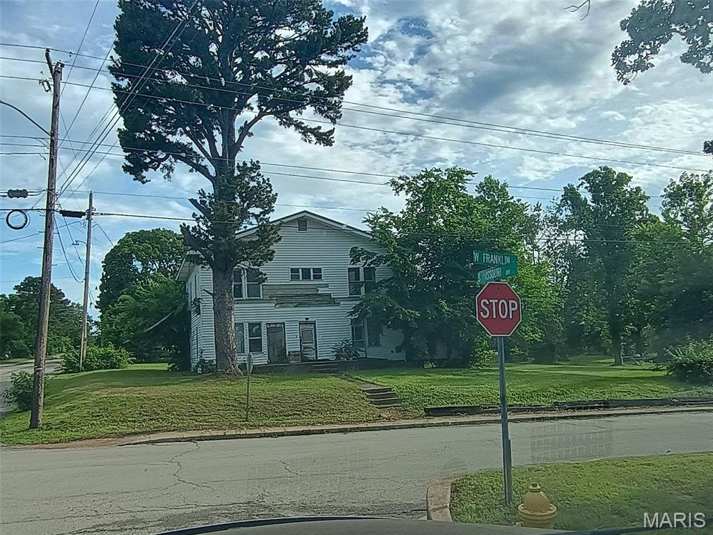 Corner lot close to the Salem Senior High School. Lot is is 139X102 m/l  
Home used to have apartments and owner had made it just a bigger home to live in. The lot is very nice and close to schools, church and Walmart. Come and check this listing out.