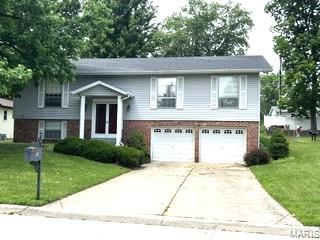 Due to high interest, all offers are due Friday evening by 8pm. TONS OF POTENTIAL HERE! PERFECT FOR THE INVESTOR CLIENT OR HANYDMAN OWNER OCCUPANT! Home does need some work and is price accordingly. 
LOCATION, LOCATION, LOCATION! Other similar homes in the area selling for over $300! Home is being sold "as is". Seller to do no inspections or repairs. Architectural roof is approximately 14 years old. Yard is fenced - great for family and friends to enjoy.