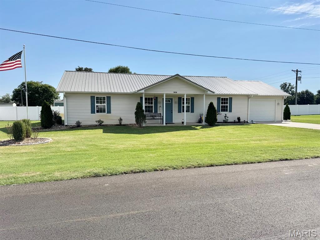 This newer-built home sits proudly on a corner lot just across from the golf course—offering a perfect blend of comfort, convenience, and curb appeal. Inside, you’ll find an inviting open floor plan with 3 spacious bedrooms and 1¾ baths, designed for modern living and effortless flow. The kitchen comes fully equipped with all appliances, including a washer and dryer, making this home truly move-in ready.
Step outside to enjoy the beautifully landscaped yard, complete with a sprinkler system and a vinyl privacy fence—ideal for relaxing, entertaining, or simply taking in the view. With its prime location and thoughtful extras, this home is a must-see!