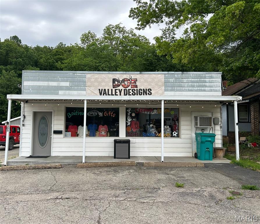 MASSIVE PRICE CORRECTION....... YOU should open your dream business!What a GREAT little shop in historic Steelville. If you are wanting to start a small busness, this is a perfect place to start and grow one!  With established Tourism Group and an active Chamber of Commerce, downtown Steelville is more than quaint—it’s growing, supported, and community-driven. The space offers a welcoming Hwy 19 frontage, large display windows for natural light and merchandising, and a flexible layout that works for retail, gallery, service-based business, or office use. Whether you're a looking for a storefront, an investor adding to your portfolio, or a local with big plans—you'll be in good company here.