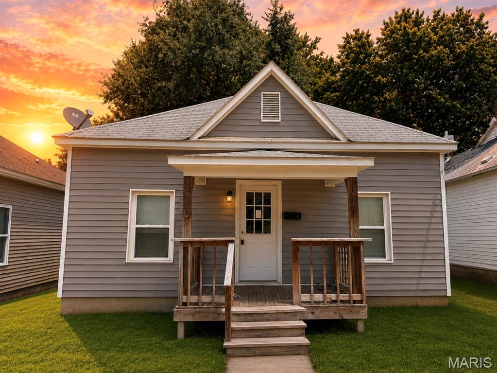 3 beds - 1 bath - great starter home! Kitchen appliances convey!
Seller is selling as is - no utils.