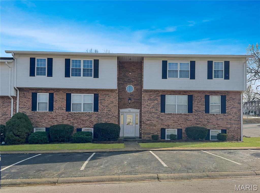 Why rent when you can own? This 2-bedroom, 1-bath condo offers a living room, kitchen/dining area, and utility space. Located on the 3rd floor, this unit is perfect for affordable ownership or investment. Schedule your showing today! Also available: 5 individual condos in Village West and a full 6-unit building (MLS #26007623).