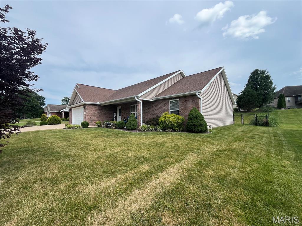 Welcome to this custom built home with a desirable open and split bedroom floor plan. Vaulted ceilings in living, kitchen, and dining give a
spacious feel to the main living areas. The kitchen has ample work space with a center island/eat at breakfast bar, dining area is separate.
Beautiful hardwood flooring throughout. Large Primary Suite, fantastic 3 car garage, and well manicured lawn round out this stunning property.