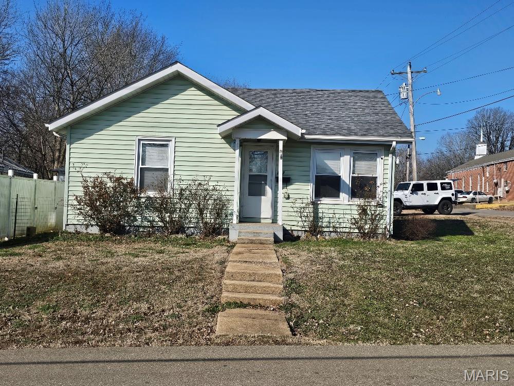 Quaint two-bedroom, one-bath home located just minutes from Current River and in city limits. This property features an eat-in kitchen with new oak cabinetry, offering warmth and functionality.
Exterior highlights include vinyl siding and vinyl windows for low-maintenance living, a shingled roof, guttering and downspouts, outside lighting, and a privacy fence along one side. The home also offers a sidewalk out front, blacktop street access, and a nearby street light for added convenience.
Additional amenities include central heat and air, natural gas service, a detached carport, and a storage shed for extra storage.
This would make a great starter home or an ideal fit for a couple or single individual looking for something comfortable and manageable in a convenient location.