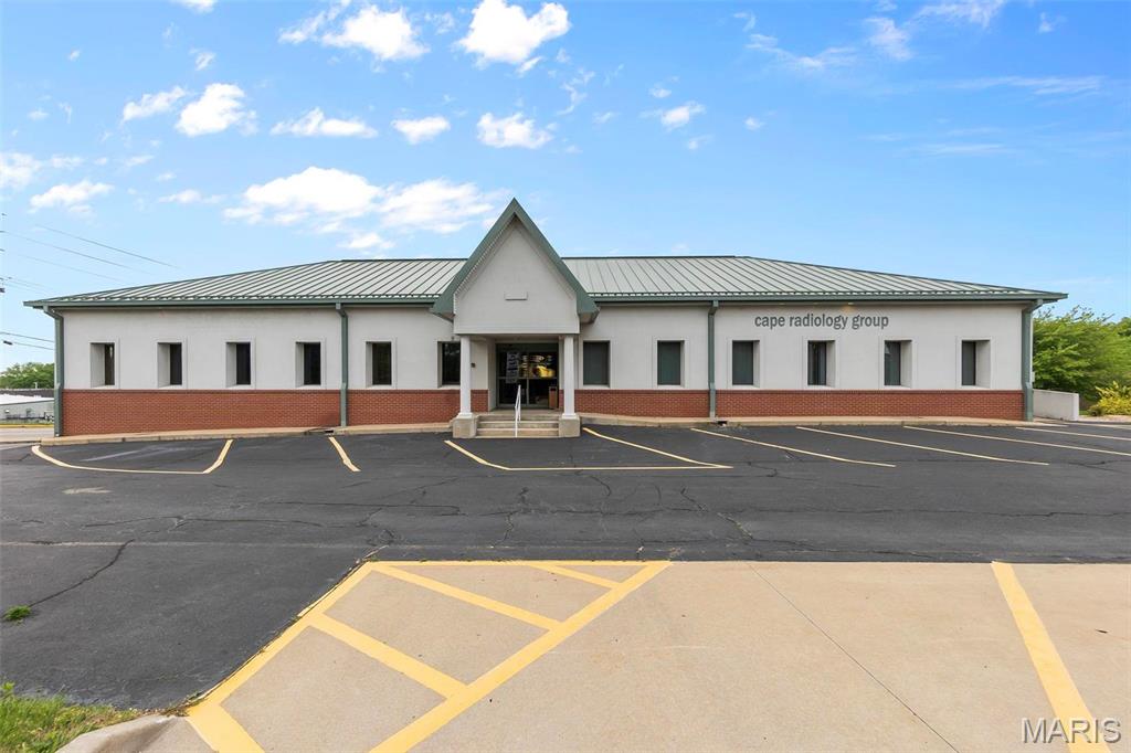 Over 8,700 sq ft office space on a double corner 1.09 acre lot with E. Jackson Blvd frontage and easily accessible entrances. High traffic count location with tremendous visibility includes ample parking and four separate office entrances. Two main level entrances offer over 2,000 sq ft each with reception room, 7-8 offices, kitchen/break area in one and 10 rooms, bathrooms, laundry and 2 entrances for the other. Previously used as medical offices, would be suitable for any variety of office or retail type business. Lower level also has two separate entrances. Smaller space has 1500 sq ft and larger 2,800 sq ft office has reception area, 11 good size office rooms, 2 bathrooms and large office/conference style space. Great opportunity to operate your own business in one space and lease out the rest. Location: Corner Location, High Traffic