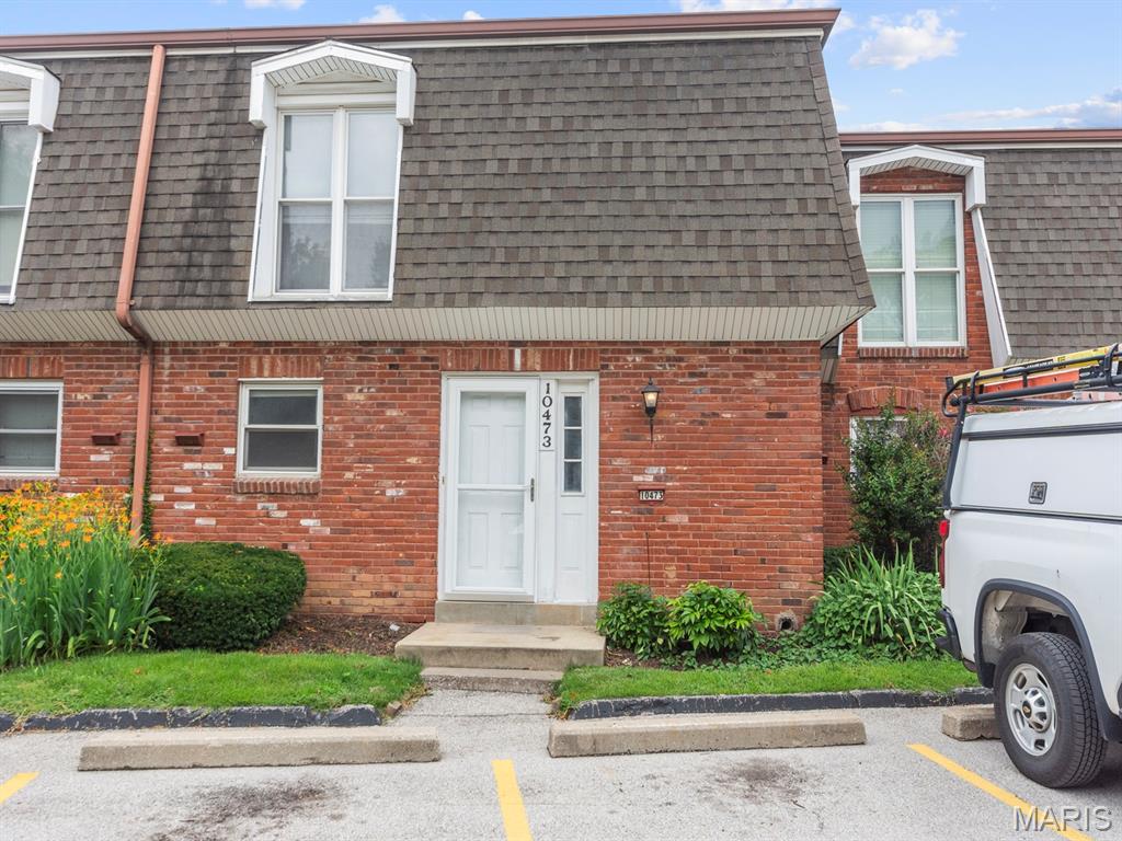Welcome to this freshly updated 3-bedroom, 3-bath condominium offering 1,320 square feet of thoughtfully designed living space in one of Creve Coeur’s most desirable and conveniently located condo communities. Nestled in a peaceful, park-like setting yet just moments from premier shopping, dining, parks, and major commuter routes, this residence offers the perfect blend of tranquility and accessibility.
Inside, you'll find a bright kitchen featuring custom wood cabinetry, generous workspace, and timeless finishes. Refinished hardwood floors add warmth and elegance throughout the main living areas, while new carpeting provides comfort in the bedrooms. The partially finished basement expands the living space with a versatile recreation area, home office, or guest retreat, complemented by an extra bath for added convenience. Newer vinyl windows, A/C replaced 2021, rear privacy fence recently replaced. So many new and updated features to love! This one is move in ready, St. Louis County Occupancy Inspection has Passed.
Located in a highly sought-after condo community known for its serene surroundings and exceptional location, this move-in-ready home presents an outstanding opportunity to enjoy low-maintenance living in the heart of Creve Coeur. Experience the perfect combination of comfort, style, and convenience—close to everything, yet tucked away from it all. Schedule your showing today!