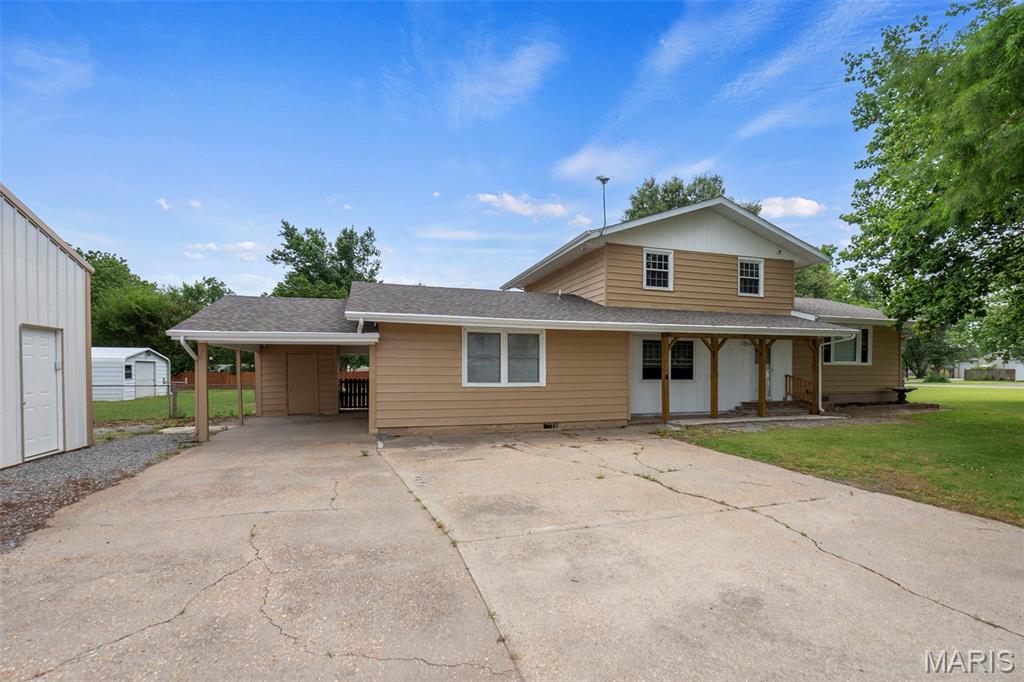 Set on a spacious 0.72-acre corner lot just outside Sikeston, this property features a brand-new 30x40 pole barn, a large shed, and a garage, giving you more covered storage and workspace.
Inside, the raised ranch layout offers 1,492 square feet with 3 bedrooms and 3 full bathrooms across two levels. Fresh updates throughout and a new roof mean the big-ticket items are already done. Central air and forced air heat keep things comfortable year-round.
Whether you need space for equipment, hobbies, a workshop, or just room to spread out, this property gives you flexibility that's hard to find. Move-in ready!
