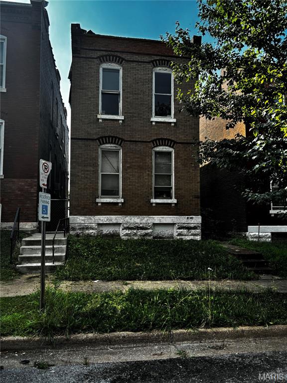 Calling INVESTORS! House is unhabitable and not available for showings. Floors are not safe. Roof is sagging, no utilities available. Bring offer.