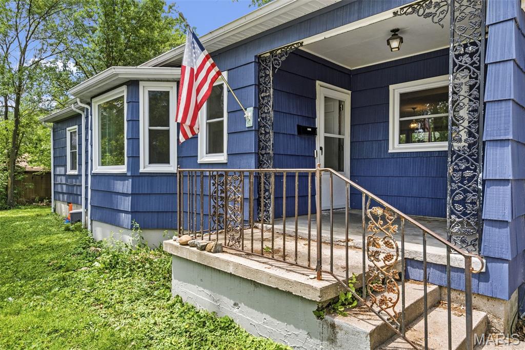 This cute, charming home located in Mexico, is ready for a new owner.  It includes appliances as new as 2022, new windows, A/C replaced in 2023 and newly repaired roofing.  This 3-bedroom, 1.5 bath also has a bonus room in the garage that could be used as a possible office.  Come see this today and imagine the decorating you could do!!!