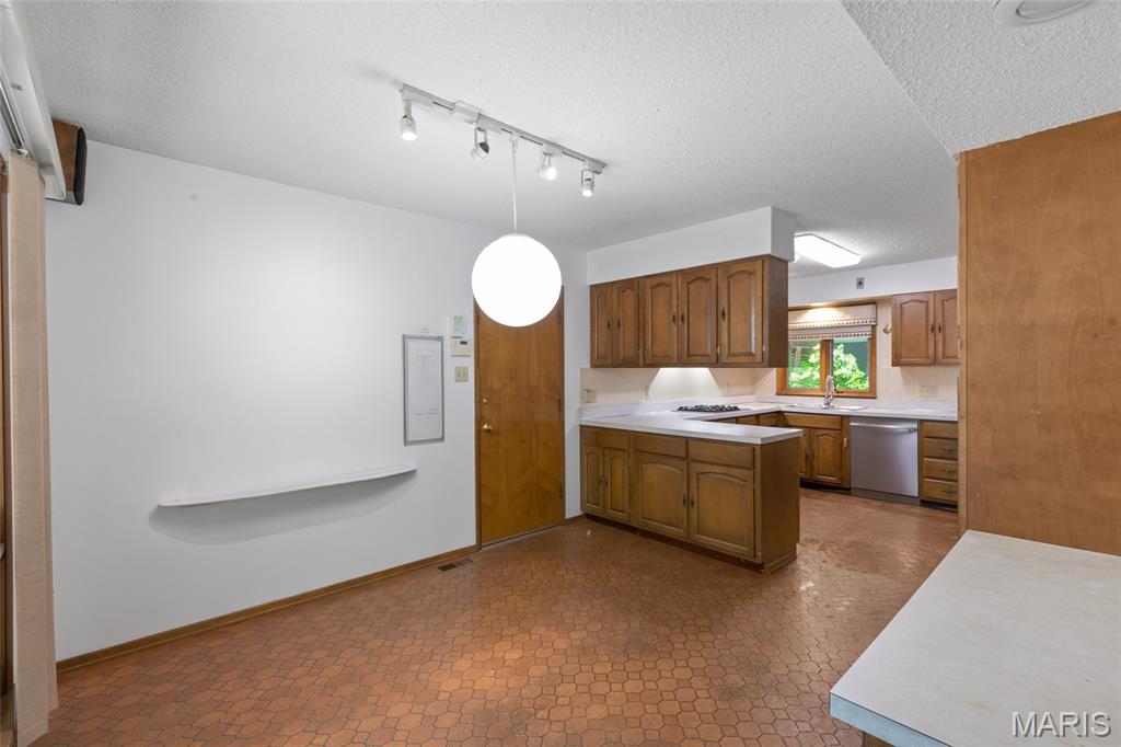Meadowbrook Country Club Estates - Residential