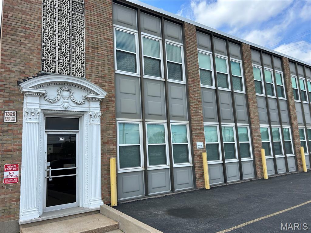 Office space available for lease on the second floor of the Macklind Graphics Building. Centrally located off of Manchester Road near "The Hill" and 'Dogtown". The space has been divided into 10 office suites on the 2nd and 3rd floors of the building. Freshly painted and new flooring added throughout. There is space for a breakroom including a sink. Easy access to Hwys 44 and 64.