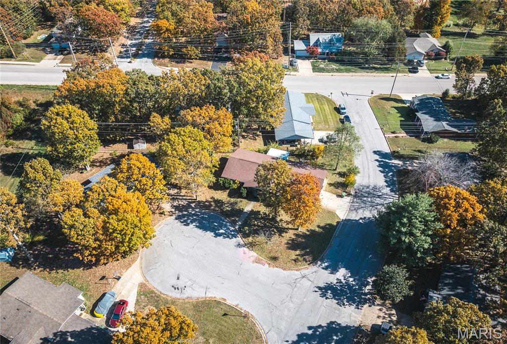 Three bedroom home features 2 car garage, fenced backyard, large gally kitchen, and formal dining room. Located on a quiet cul-de-sac.