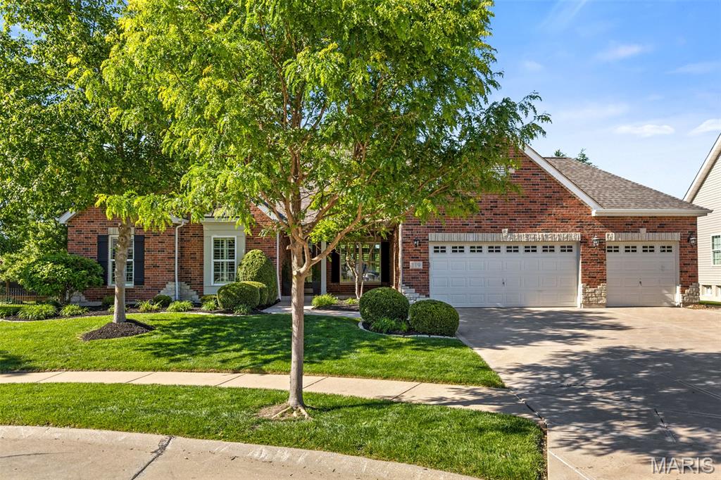 Spectacular lakefront ranch in beautiful Barathaven. This brick & stone-crafted home features distinctive architectural elements & premium builder upgrades throughout including oak hardwoods, 12’ ceilings, designer lighting & expansive windows. Impressive foyer leads to well-appointed dining room framed by arched entryways & architectural columns and stunning great room with 2-sided marble fireplace, entertainment center & wet bar. Designer kitchen with 42” glazed bisque cabinetry, granite countertops, premium stainless steel appliances, 9’ center island & convenient planning center adjoins light-filled breakfast room with floor-to-ceiling brick fireplace & atrium door that opens to screened porch. Coffered primary bedroom suite with luxury bath with jetted tub offers an appealing retreat. 3 Generous-sized additional bedrooms & hall full bath complete the main floor living quarters. Lower Level entertainment space includes recreation room with stacked stone fireplace & 2nd kitchen plus an additional ensuite bedroom. Situated on a premium cul-de-sac lot with hot tub & patio surrounded by landscaped gardens. Greenway walking trails & 15-acre stocked lake are just steps away.