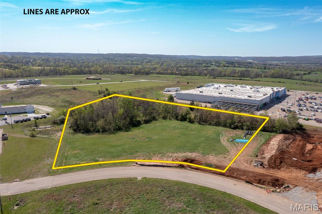 3.38+/- commercial acres, just off Hwy 67 & 72 and between Wal-Mart, Little Caesars Pizza, Huddle House and the Gulf station.
This lot is in a high traffic location, lays well, has utilities availble and would make a great location for one or more bussinesses. Location: City, Corner Location, High Traffic