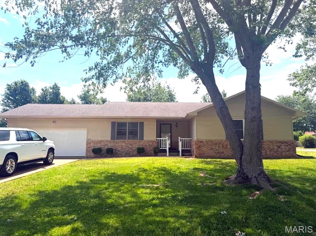 GREAT RANCH STYLE,  WITH LARGE LIVING ROOM AND KITCHEN!    THREE BEDROOMS WITH THE MASTER HAVING TWO CLOSETS AND A MASTER BATH SUITE!  KITCHEN HAS MANY CUSTOM  CABINETS, AND GREAT TILE FLOORS.   ALL KITCHEN APPLIANCES INCLUDED.  VERY LARGE BACK YARD THAT IS CHAIN LINK FENCED,  HAS A STORAGE BUILDING, AND A SOLID SURFACE DRIVE ENTERING THROGH DOUBLE GATES!  CALL FOR A SHOWING BEFORE THIS ONE GETS AWAY!   OWNERS ARE LISCENSED REAL ESTATE AGENTS  FOR THE STATE  OF MO.