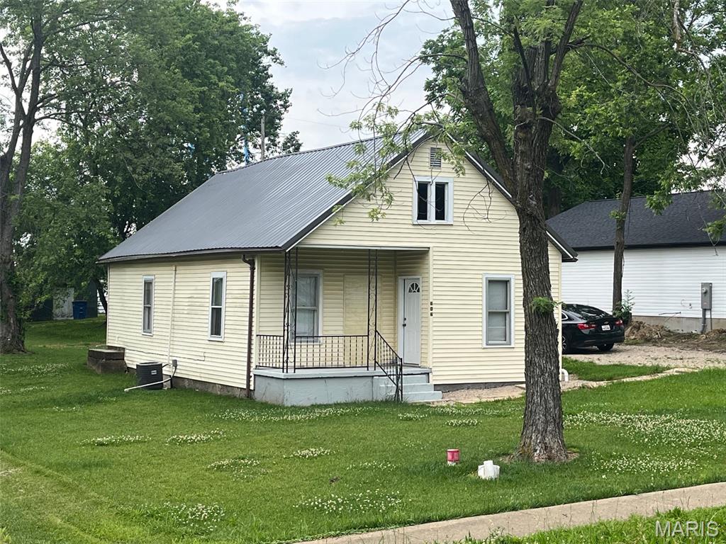 Cute 2 bedroom 1 bath home with a open floor plan. This one is perfect for a starter home or a rental investment.