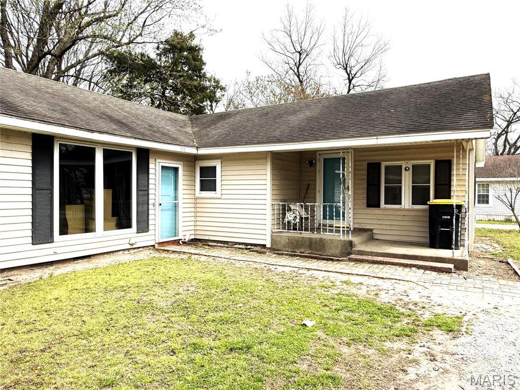 Adorable and spacious 4-bed 2-bath home in the heart of Cooter. This property offers a nice living room area as well as a separate dining and kitchen that leads to a private hall to the primary suite. This home has a nice garage perfect for storage or hosting family gatherings.