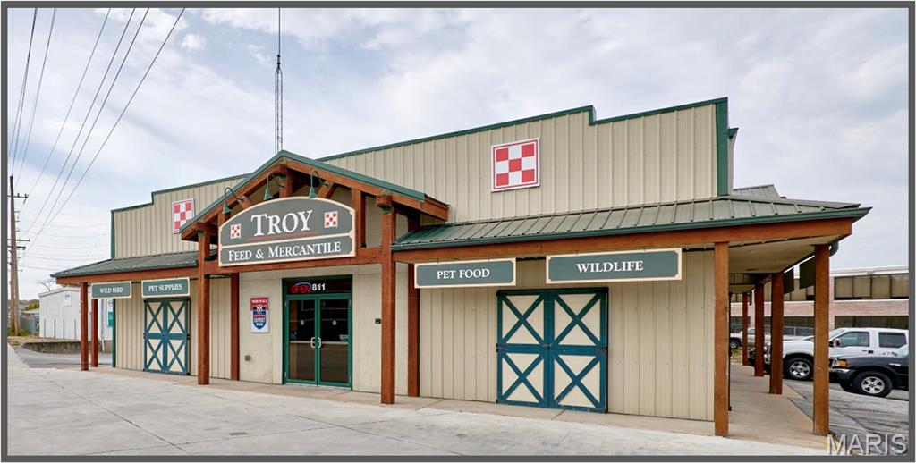 VACANT 7,500 SF Retail Building, 3,600 SF Warehouse & 600 SF garage. 1.4 AC
Great Investment Opportunity, Close to State Hwy 47 & 61 Location: City, Corner Location