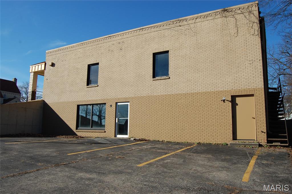 950 sq. ft of commercial office/retail space in a high-traffic area.