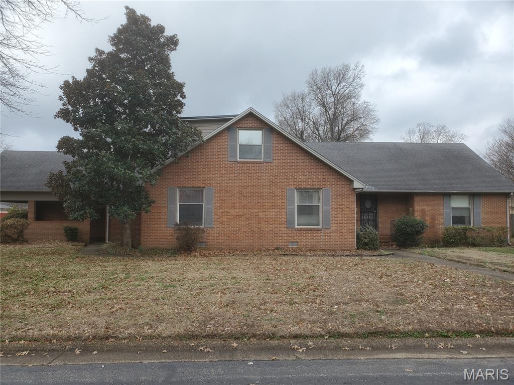 Very nice home sitting on a corner lot on the far East side of town. This mostly BRICK home has 4 bedrooms, some with cedar lined closets and 3 1/2 bathrooms. The large Den has a Gas Log Fireplace and the office is set up for you, complete with a desk & filing cabinet. The backyard is fenced in and includes a nice wooden deck and storage shed. This is a GREAT opportunity to own a large solid home for under $70 a square foot.
This home has been PRE-Inspected so be sure to ask to see the report.