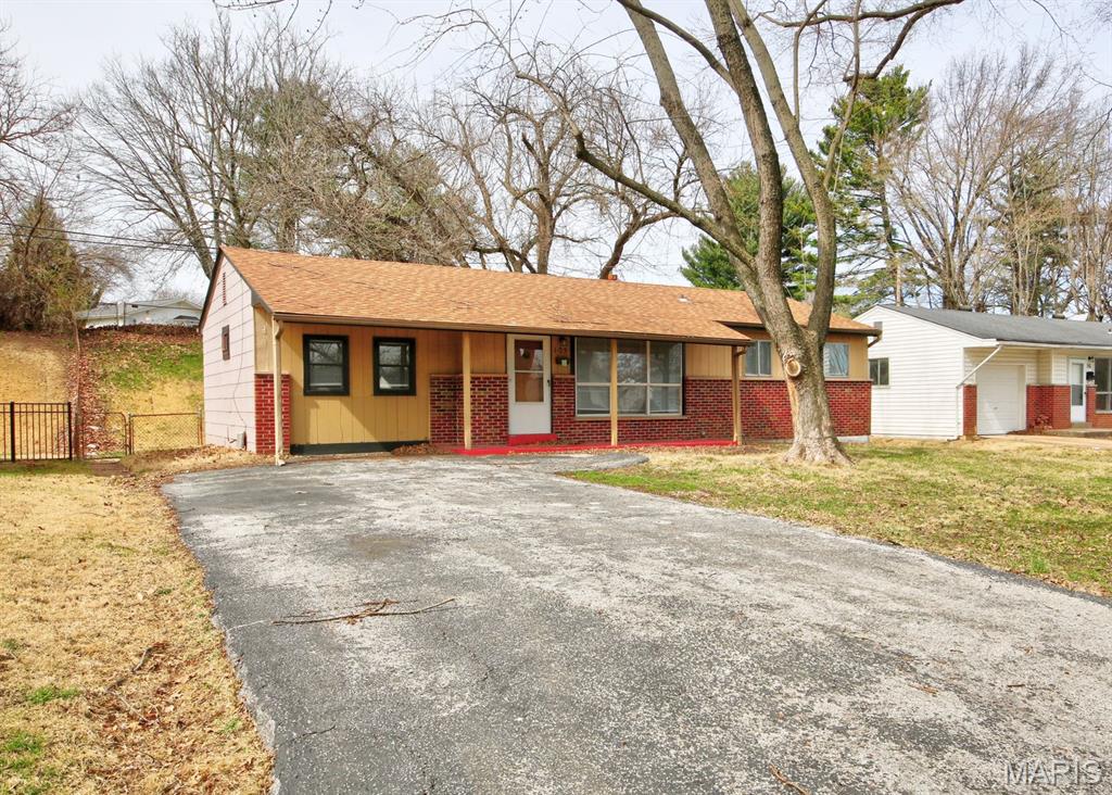SELLERS WILLING TO GIVE $5000 CREDIT TO BUYER AT CLOSING 
Don’t miss this move-in ready home featuring 3 bedrooms and 1 full bath, located on a quiet street! Enjoy a beautiful front porch, a spacious backyard, and additional living or storage space in the basement. Home highlights include a gas stove, refrigerator, central air, hardwood floors, carpeted areas, carport, and washer/dryer hookups.