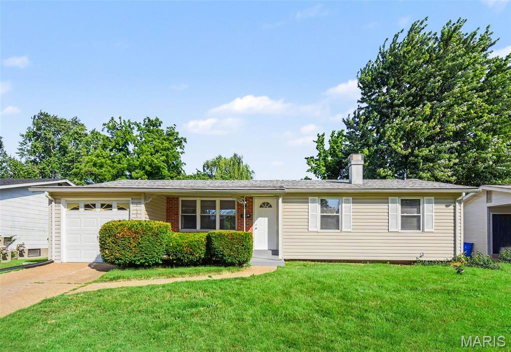Welcome to this 3-bedroom, 1.5-bathroom home located in the desirable North Pointe neighborhood. This home features an open floor plan that creates a seamless flow throughout the main living areas, perfect for both relaxing and entertaining. Overlooking the living space, the kitchen boasts durable granite countertops and sleek black appliances. Step outside to enjoy a private, fully fenced yard, providing an excellent space for outdoor activities and gatherings.
Schedule your private showing today!
