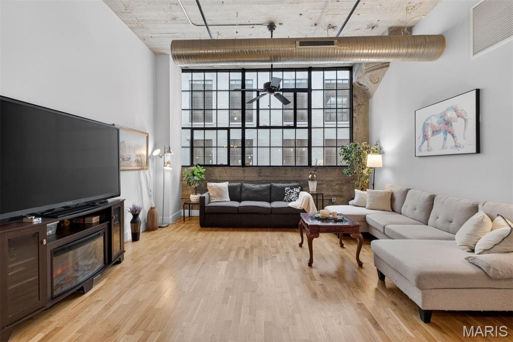 Perfectly placed Central West End living awaits at West End Lofts! Offering over 800 square feet of thoughtfully designed space, this stylish one-bedroom, one-bath loft seamlessly blends historic character with sleek urban design. Warm wood floors, granite countertops, Italian cabinetry, and stainless steel appliances create a sophisticated interior, while the open floor plan features a spacious bedroom suite with a large walk-in closet and spa-inspired bath. A rare bonus, windows in both the living room and bedroom fill the home with natural light and enhance the airy loft feel. West End Lofts delivers the full lifestyle experience with exceptional amenities including a high-end fitness center, billiards room, resort-style outdoor pool, updated lobby, and secure gated parking. Ideally situated in the Central West End, this vibrant community places you moments from BJC, SLU, Washington University Medical School, the Cortex Innovation District, and the neighborhood’s renowned restaurants, cafes, and nightlife. All appliances, including washer and dryer, plus one covered parking space are included. Condo fee includes water, sewer, gas, trash, basic cable, and internet—making city living as convenient as it is stylish.