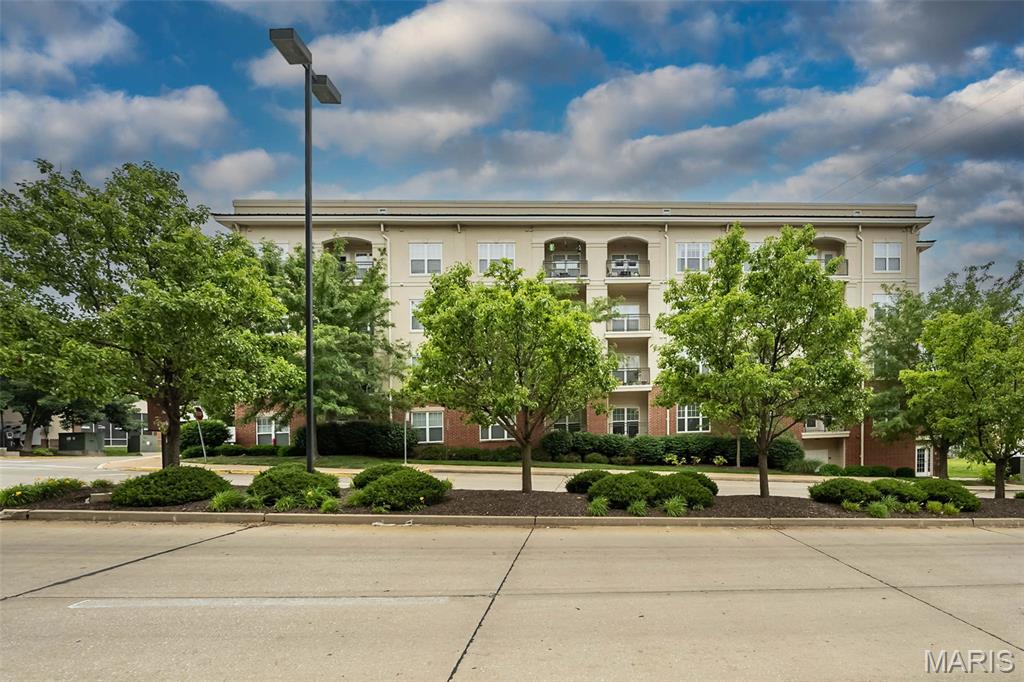 1270 Strassner is a thoughtfully finished condo unit in Hanley Woods! Updated units in this building never hit the market the condo complex offers everything you can think of and zero headache when it comes to maintaining. Located in Brentwood it is close to just about everything. Schedule your showing today.