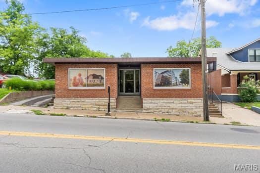 SO much potential in this massive building. Prime location with road frontage on the ever-busy N Sprigg St. Almost 3000 sq ft of renovated space. BRAND NEW roof, gutters, A/C, flooring, fixtures, bathrooms, kitchenette, siding, & newly tuckpointed... It's all been done for you! Rental income potential, space for multiple offices or service providers. Right in the midst of all the exciting downtown activities. Great visibility in the Business District for any commercial storefront, office building, or personal services. *Property is agent-owned* Location: Business Park, City, Downtown, High Traffic
