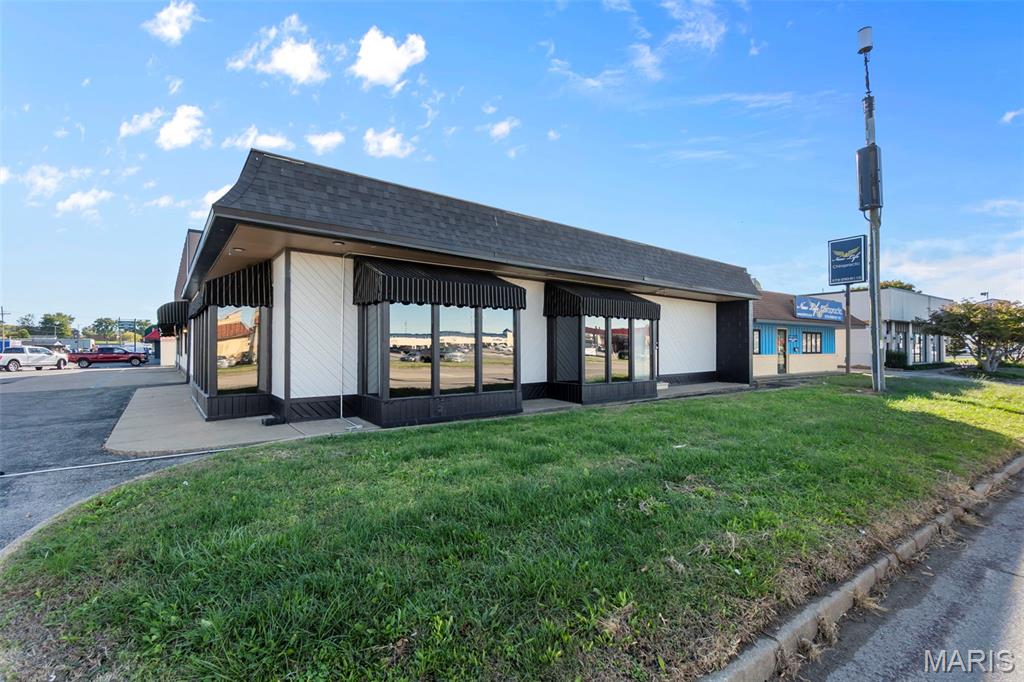 Presenting an exciting opportunity for retail and restaurant investors! This impressive 6,167 SF property, with coveted C2 zoning, offers a versatile canvas for your commercial aspirations. Situated in the heart of Cape Girardeau, this meticulously maintained building is perfectly poised to accommodate a thriving business. The generous square footage allows for ample customization, while the prime location promises excellent visibility and accessibility. With its strategic placement, this property is primed to attract the foot traffic essential for retail or restaurant success. Unlock the potential of this outstanding investment opportunity and take the next step in realizing your business vision.