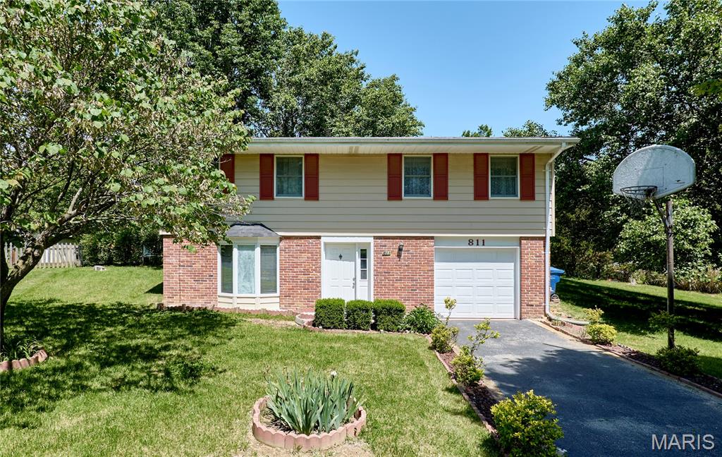 Welcome to 811 Villette Court, a single family raised ranch home on a large fenced-in lot in Parkway West schools! Near a wide variety of shopping and restaurants.
Key features of the property include:
- Over 1,300 square feet of living space
- Large fenced-in lot
- 3 bedrooms and 1.5 bathrooms
- Single car garage
- Hardwood flooring throughout most of the main floor
- Newer roof and HVAC
The home is situated near a variety of shopping, restaurants, and highway access, offering significant potential for the right buyer