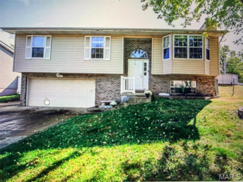 Short sale opportunity! 3 bed, 2.5 bath home with 2-car garage and partially finished walkout basement on a cul-de-sac lot in Imperial. Solid layout with great potential—perfect for investors or buyers ready to build equity. Property sold as-is.