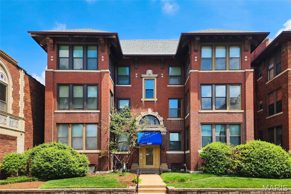 Located in the popular DeBaliviere area, this property is ideally situated for city living. This two-bedroom, 1.5-bathroom condo features an open floor plan highlighted by hardwood floors throughout. The spacious living room with decorative fireplace opens directly into a sunroom, offering plenty of natural light, and is an adaptable space for a home office or relaxation, complemented by a separate, dedicated dining room. Both bedrooms are well-sized and include built-in closet organizers for efficient storage.
The property has been thoughtfully maintained, featuring windows replaced in 2019, a large laundry closet equipped with a newer washer and dryer (2020), and updated fixtures including a newer kitchen sink, garbage disposal, toilets, and bathroom sinks.
Outdoor amenities include a large deck space and secure, gated parking. Located in a highly walkable neighborhood, the building offers straightforward access to Forest Park, the Metrolink, local restaurants, and shops. It is also positioned for easy access to the Washington University shuttle line, making it a practical, well-connected option for professionals and students alike.