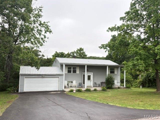 This split level has great bones. All three of the bedrooms have spacious, walk-in closets. The walk -out basement leads to a big, fenced-in back yard.  The kitchen has Oak cabinets and a large pantry. The cozy Family room in the basement has a wood burning fireplace. This is an amazing starter home for a young family.