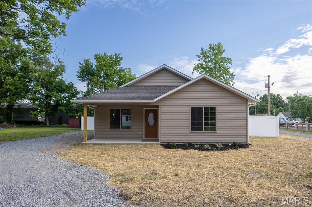 Discover this stunning new construction 3-bedroom 2 bath home with privacy fencing in the sought-after South Poplar Bluff area, a neighborhood experiencing significant growth and investment. Thoughtfully designed with today’s lifestyle in mind, this home features an inviting open floor plan, quality finishes, and attention to detail throughout.
Built with superior craftsmanship and durable materials, you'll appreciate the benefits of all-new construction, including a new roof, HVAC system, appliances, and modern energy-efficient features that help reduce maintenance and utility expenses. The spacious layout offers both comfort and functionality, making it ideal for everyday living and entertaining.
New exterior improvements include fresh landscaping and a newly installed privacy fence, creating a beautiful and secluded backyard retreat. Builder warranties provide added peace of mind, making this home a smart investment for years to come.
Take advantage of this opportunity to own a move-in-ready home in one of Poplar Bluff's most promising and rapidly developing locations.