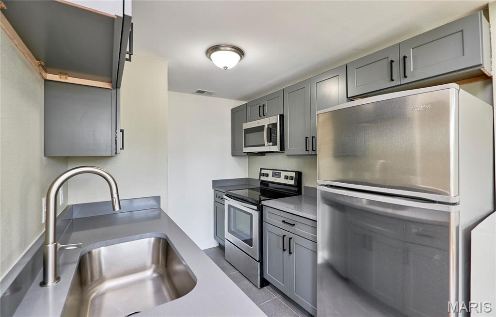 Traymoor 03 Condo - Residential Lease