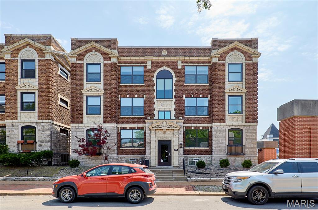 This fully renovated 1 bed/1 bath in Skinker-DeBaliviere offers 800 square feet of thoughtfully updated city living without sacrificing the classic St. Louis character that makes the neighborhood so desirable. The unit features a brand-new kitchen with all-new appliances and cabinetry, a completely renovated bathroom with modern finishes, and refinished hardwood floors throughout — all in a well-maintained building with off-street parking available. Whether you're a first-time renter or a seasoned city dweller, this is the kind of move-in ready unit that checks every box.
The location is genuinely hard to beat. Positioned just north of Forest Park, you're walking distance to the Zoo, the Muny, the Art Museum, and miles of trails — with Washington University and the Delmar Loop just minutes away. The Forest Park-DeBaliviere MetroLink station puts the rest of the city within easy reach, and neighborhood coffee shops, restaurants, and grocery are all walkable. Owner covers water, sewer, and trash; tenant responsible for electric and cable/internet of their choosing. Units like this in Skinker-DeBaliviere move quickly — schedule your tour today.