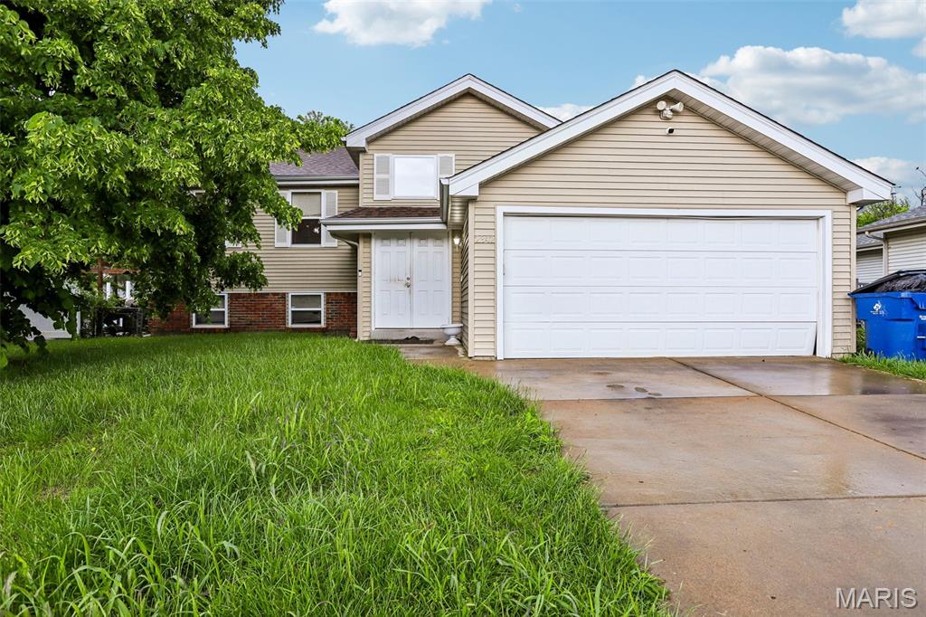 Split-foyer home in the Meadowlark subdivision offering 5 bedrooms, multiple living spaces, and a flexible layout with room for work, fitness, hobbies, or multi-generational living. Located near Lindbergh Blvd/Hwy 67 with convenient access to Highway 270, shopping, restaurants, parks, and everyday amenities throughout Florissant. Main level features a spacious living room, separate dining area, kitchen with pantry storage, and a primary suite with private bath and walk-in closet. Two additional main-floor bedrooms and a second full bathroom provide functional everyday living. Finished walk-out lower level expands the living space with a large family room, two additional sleeping areas/bedrooms, dedicated office, gym or flex room, laundry room, and direct backyard access.
Exterior features include vinyl siding, attached 2-car garage, wide driveway, fenced backyard, and open green space with room for pets, recreation, gardening, or entertaining. Additional features include insulated windows, multiple gathering spaces, and flexible room configurations for changing household needs. Nearby amenities include James J. Eagan Center approximately 2 miles away, Manion Park approximately 3.1 miles away, Sunset Park along the Mississippi River approximately 5.1 miles away, Schnucks approximately 1.5 miles away, The Home Depot approximately 1.6 miles away, Walmart approximately 1.8 miles away, and additional shopping and dining options throughout the Hwy 67 corridor. Kitchen/dining combo, separate family room, finished basement, home office potential, and bonus rooms create a layout that works for a variety of living arrangements and lifestyle needs. Includes 3D walkthrough tour for additional viewing access prior to showings.