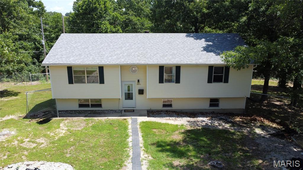 Welcome home to this spacious 5-bedroom, 3-bathroom split-level boasting fresh paint and updated landscaping in the backyard!
The main level features a living room and kitchen/dining combo with stainless steel appliances, sleek backsplash, and generous cabinet space. Enjoy outdoor dining on the back deck, or relax in the primary suite with its own walk-in closet and full bath. Two additional bedrooms and a full hall bath round out the main floor. Downstairs offers a second living room, two more bedrooms, a full bathroom, and storage areas. Top it off with a fenced-in backyard and large driveway that easily accommodates extra vehicles, trailers, or toys!