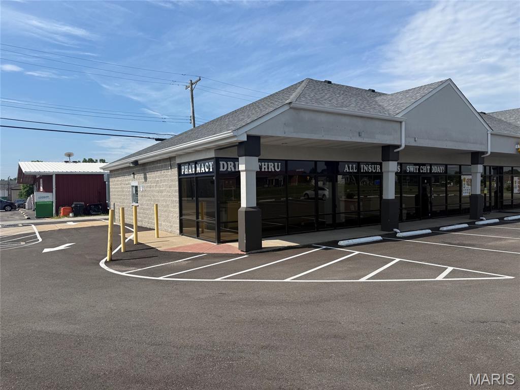 Leasing opportunity at the Landmark Center building in Wright City, MO. This has 1,978 SF in total, plus a drive through! NNN lease. Great location in the growing Wright City region! I can imagine a coffee and donut shop, cute cafe, or a pizza arcade! Previously occupied by Legacy Drugstore. Landlord covers the water, sewer and trash, prefers a 3+ year lease.