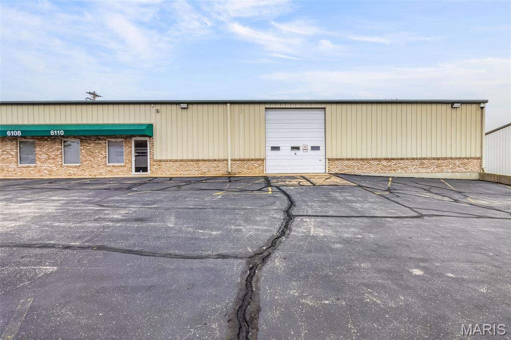 Versatile 5,000+ SF Commercial Building – Prime Location
Position your business for success with this well-maintained 5,000+ square foot commercial property, ideally suited for a variety of uses including office, light industrial, distribution, or service-based operations.
Flexible Layout: Generous office space combined with functional warehouse area
Kitchen Area: Perfect for employee convenience or breakroom use
2 Restrooms: Well-maintained and easily accessible
Warehouse Features:
1 Dock-High Door for efficient loading/unloading
1 Drive-In Door for easy vehicle or equipment access
Multi-Purpose Zoning: Suitable for a wide range of commercial applications
Location Advantages: Strategically located near major highways, ensuring quick access for employees, clients, and deliveries.
Additional Benefits
Ample space to accommodate growing business needs
Practical layout combining office and operational efficiency
Available for immediate occupancy – move in and get started right away
This is a rare opportunity to lease a highly adaptable commercial property in an excellent location. Perfect for businesses seeking space, accessibility, and functionality under one roof.
?? Contact today to schedule a showing or request additional details!