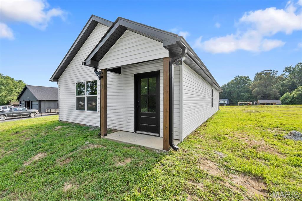 Brand new construction in Scott City! This 3-bedroom, 2-bath home offers 1,140 sq ft of stylish,
low-maintenance living with stained concrete floors throughout and an open, inviting layout. The
functional floor plan makes everyday living easy, while the quiet street provides the peaceful
setting buyers love. Move-in ready and waiting for its first owners — don’t miss your chance to
make it yours!