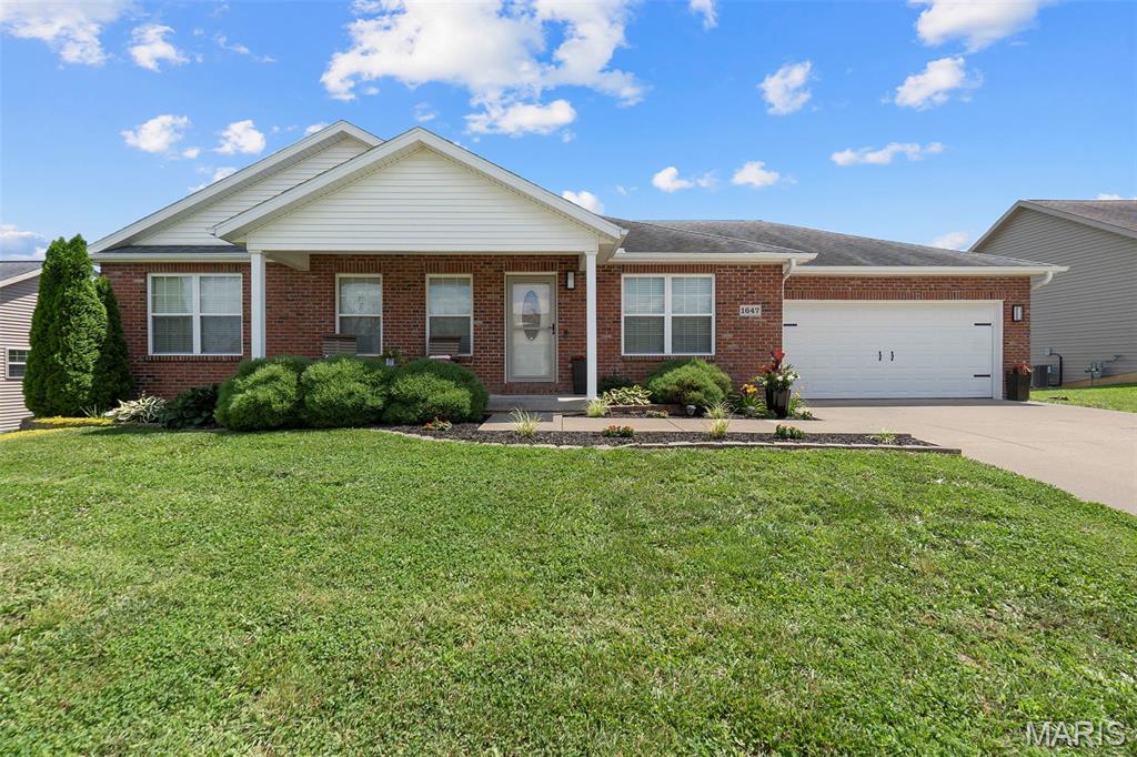 Beautiful 4 bed, 3 bath ranch in one of Jackson’s most sought-after neighborhoods! This well-maintained home features hardwood floors,
stainless steel appliances, and a functional layout perfect for everyday living and entertaining. The partially finished basement offers additional
living space complete with a bar, full bathroom, and extra room ideal for storage, a playroom, home gym, or office. Enjoy the easily maintained
yard and relax or entertain on the spacious deck. A great combination of comfort, space, and convenience!