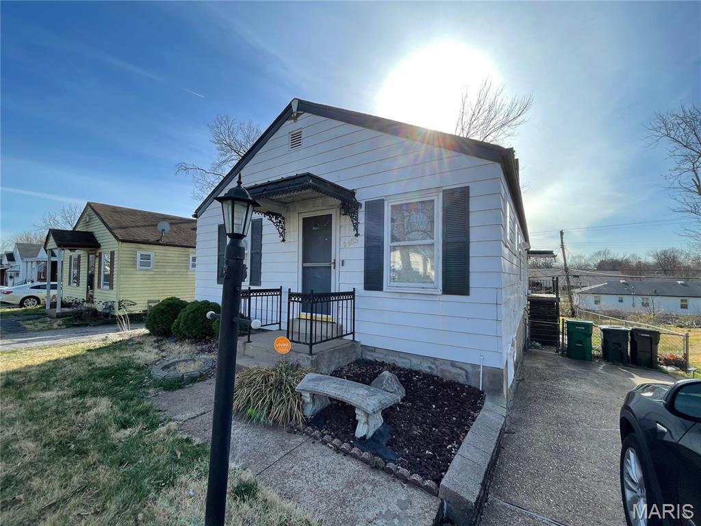 Calling all investors! Take a look at this cash flowing tenant occupied property. Currently leased MtM at $1100/Month.
This property can be sold individually or part of a package of 5 properties. See MLS #'s 26030928, 26030924, 26030944, and 26031172.

No showings without an accepted contract. Please do not disturb tenants.