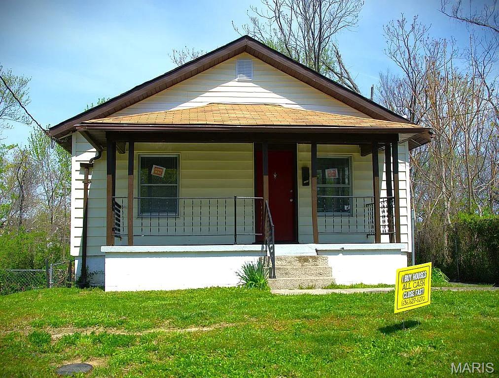 Investor Special ! Check out this freshly renovated, cash-flow ready single-family home located in Jennings. This highly functional 2 - bedroom, 1 bathroom layout spans 828 square feet and is packed with modern updates. The property features durable laminate flooring, an open living area, central cooling, and a clean, unfinished basement perfect for extra storage. Outside, you will find a spacious yard and a highly desirable detached garage. With an affordable price point and strong rental potential in the area, this turnkey property is ready to start generating income on day one. Schedule your showing today !